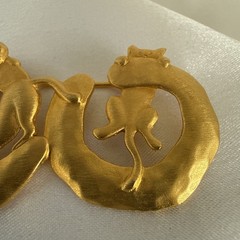 Vtg JJ Jonette Jewelry Playing CATS Brooch 3.25″ Hammered Gold Tone Signed Pin