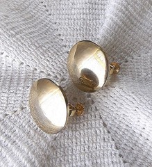 VINTAGE SHINY GOLD TONE 1″ SCREW BACK HINGED STYLE CLIP-ON EARRINGS w/PAT. NO.