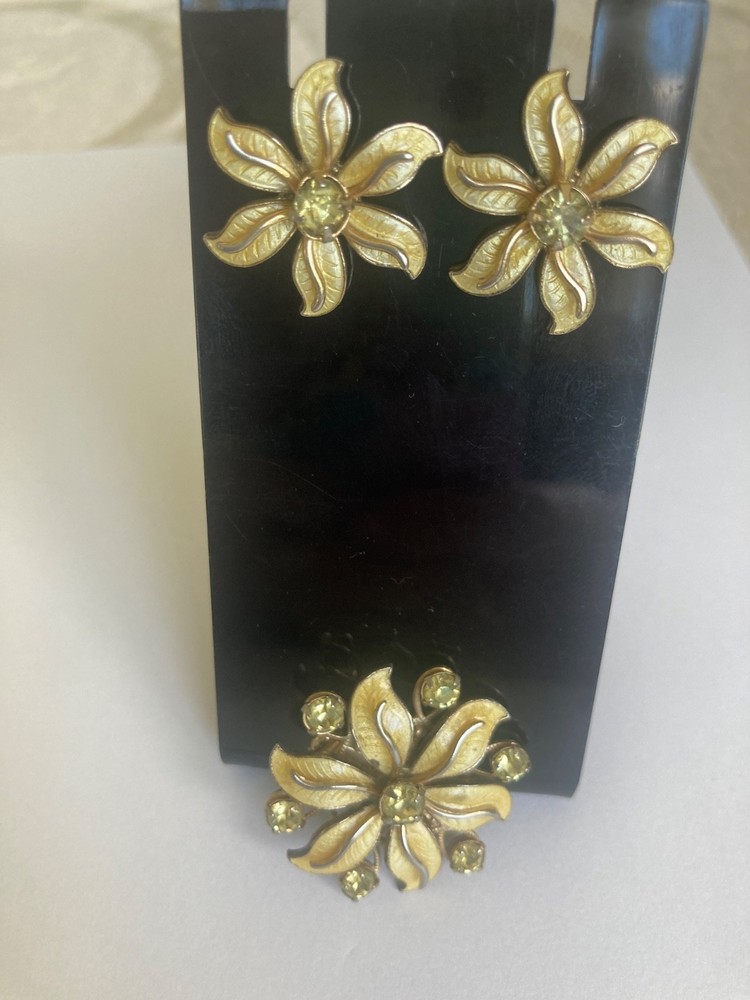 Vtg Enamel Flower Brooch and Screw Back Earrings Rhinestone Set -READ see pics