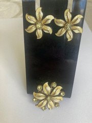 Vtg Enamel Flower Brooch and Screw Back Earrings Rhinestone Set -READ see pics