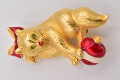 Vero Vintage Christmas Kitten Pin Brooch Cat Brushed Gold Red Bow Signed BinBP