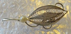LOVELY CLASSIC SILVER TONE FILEGREE LEAF BROOCH PIN W/ FAUX PEARL MOTHER’S DAY