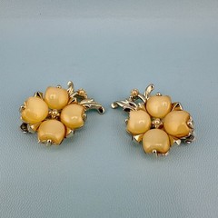 Vintage Earrings Thermoset Clover Flower Gold Tone Clip On Faux Seed Pearl