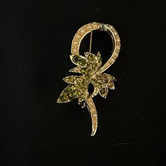 Vintage Unbranded Ribbon & Leaf Style Green Rhinestone & Faux Pearls Brooch Pin