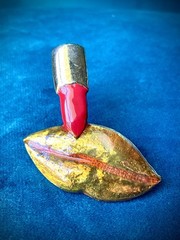 Amazing Graphic Pop Art Golden Lips & Red Lipstick Vintage Brooch