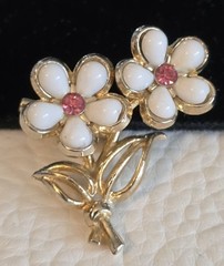VINTAGE WHITE ACRYLIC DAISY FLOWER ON STEM w PINK CRYSTAL CENTER PIN-1.5″L☆#99