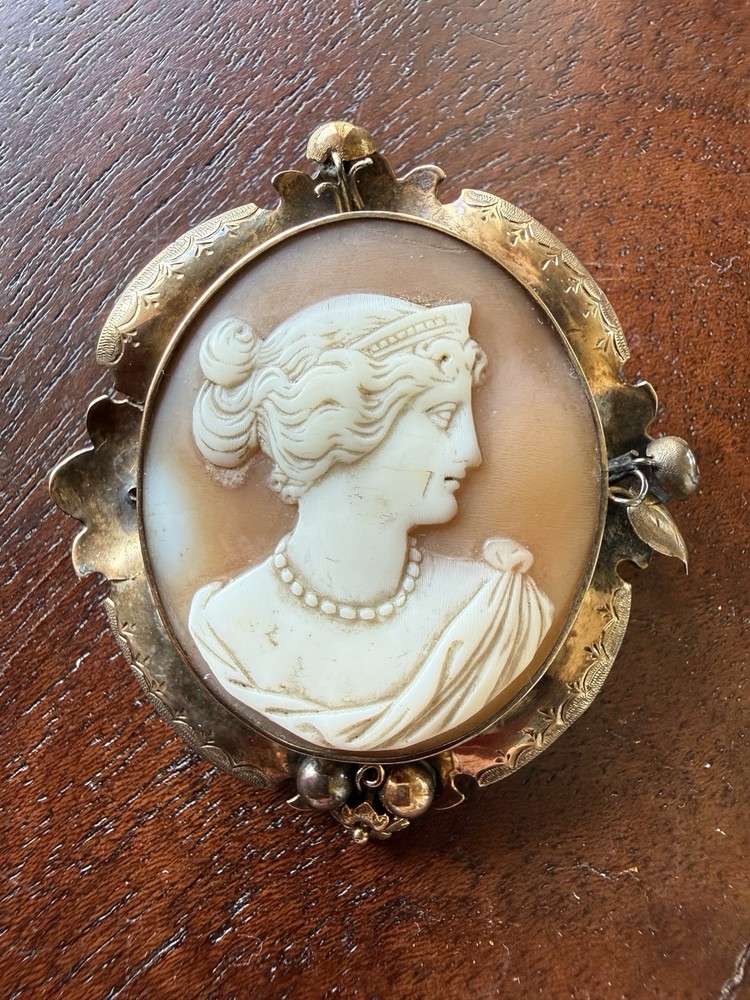 Antique Oval Cameo Bezel Brooch 18K/22K Yellow Gold Brooch Floral 9.6 Grams