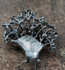 BEAUTIFUL VINTAGE BASKET OF FLOWERS RHINESTONE PIN BROOCH