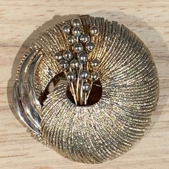 Gold Tone Vintage Brooch Women Textured Swirl Floral Bouquet MCM Vintage