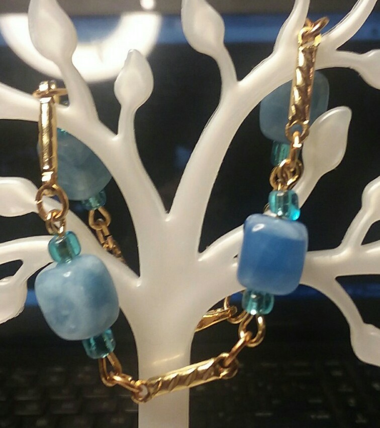 MaryBee Jewelry: 7 1/2″ Gold Tone Blue Stone Bracelet 01-01-2021 (D)
