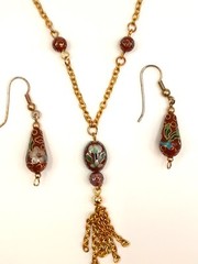 VNTG 80’S CLOSIONNE NECKLACE AND EARRING SET. Red, Black, Gold Tone
