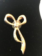 vintage gold tone red enamel bow pin, 2″ long, no brand,