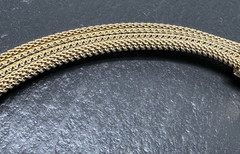 VINTAGE GOLD TONE FLEXIBLE COLLAR NECKLACE WITH MOP FLOWER PENDANT M531