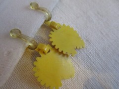 Unique VTG plastic Clip Earrings, push on yellow leaves, grapes clips FE25-33