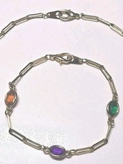 Mid Century 60′ 80′ gold-tone paperclip-style chainoval bezel-set colored Glass