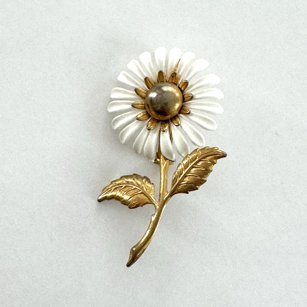 VTG White Daisy Flower Brooch Pin Gold Tone Floral Mid Century Cottagecore 2.25”