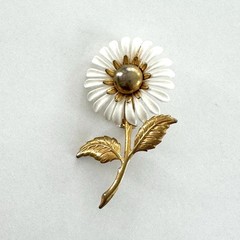 VTG White Daisy Flower Brooch Pin Gold Tone Floral Mid Century Cottagecore 2.25”