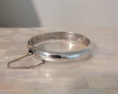 Vintage Petite 925 Sterling Silver Hinged Bangle Bracelet w/Safety Chain