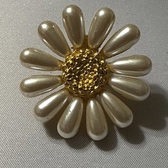 VTG GIVENCHY DAISY ONE CLIP ON EARRING