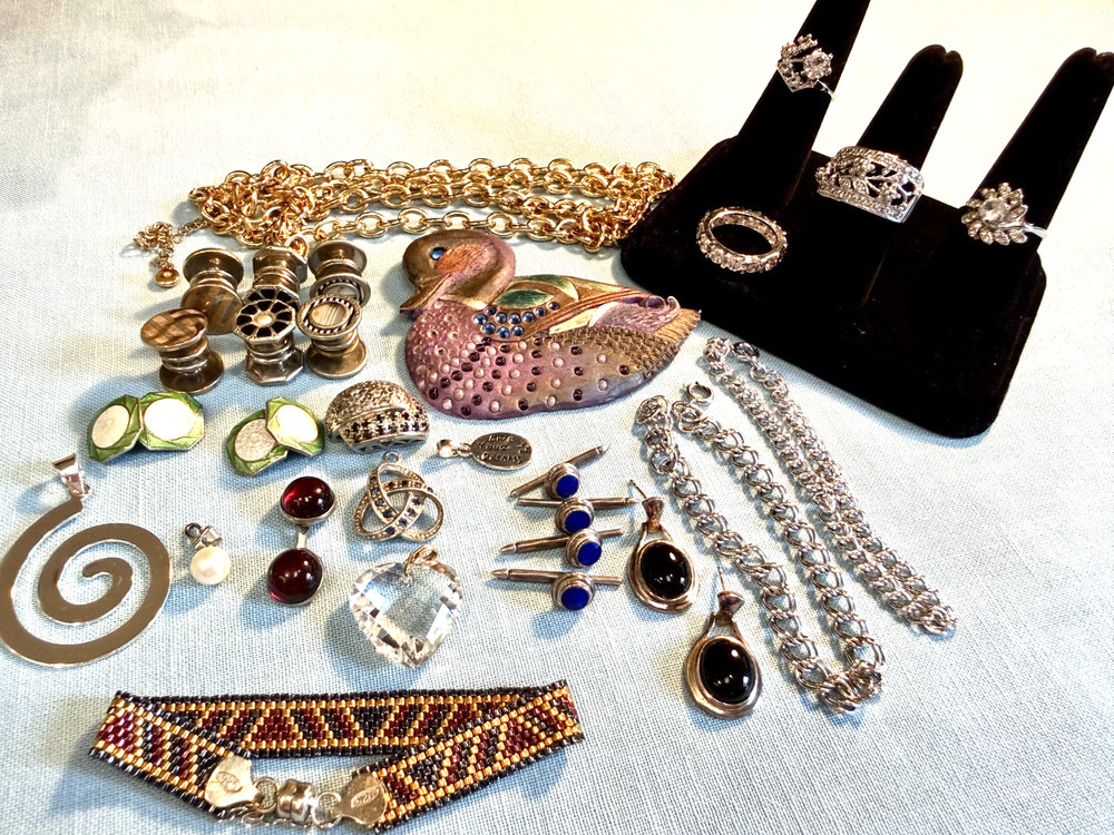 LOT 21 pcs. COSTUME GOLD / SILVER TONE WEARABLE NICE JEWELRY RINGS CUFFS PEND +