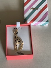 PIPER. K GOLD TONE METAL GIRAFFE DESIGN BROOCH WITH GLASS STONES 2,75”
