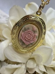 Mauve Peach Vintage DARK ROSE Cameo Locket Pendant Necklace Woman Gold Spring