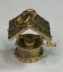 Vtg 3D Goldtone Wishing Well Charm 3/4” Tall