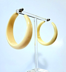 Vintage Huge Creamy Beige Plastic Hoop Earrings Pierced 2″ Diameter! MOD 1960’s