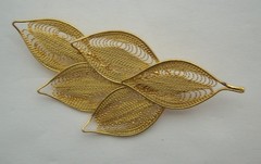 Vintage Gold Filigree Leaf Brooch Pin Intricate Openwork 5-Leaf Design