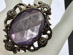 VINTAGE BRASS OR METAL ALLOY FACETED LILAC LUCITE VICTORIAN STYLY BROOCH PIN