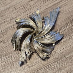 Vintage Lisner Gold Tone Swirling Design Brooch 2.5 Inches Signed