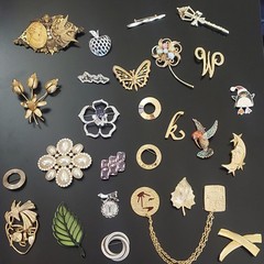 Lot of 26 Vintage Estate Jewelry Costume Brooches Pin Brooch Mix Metal