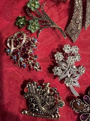 Lot Of 10 VTG Brooch’s. Various Colors & Styles