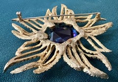 RETRO DRAMATIC VINTAGE COSTUME GILT METAL STAR LARGE PURPLE BLUE STONE BROOCH