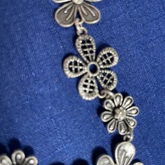 Vintage‑Style Silver Filigree Floral Necklace –Rhinestones Adjustable Length