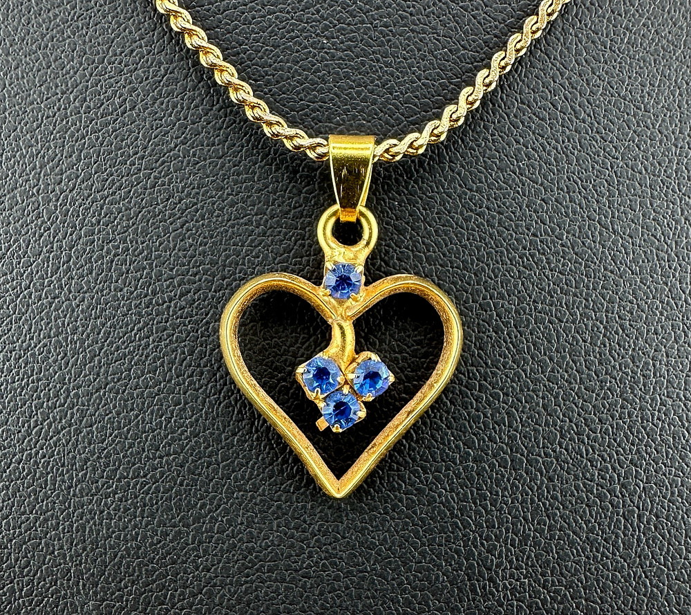 Vintage Rhinestone Heart Pendant Necklace Blue Stone Gold Tone 15″ Chain Dainty
