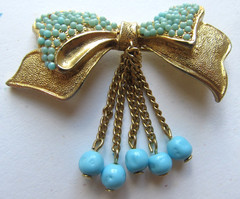 Vintage Turquoise Blue Glass Gold Tone Signed HOBE BOW BROOCH Dangle Drop