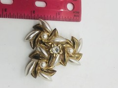 Vintage rhinestone faux pearl goldtone brooch pinwheel pattern