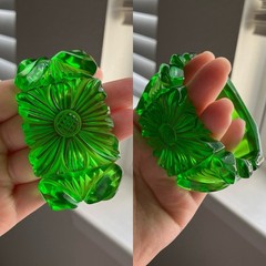 Vintage Chunky Daisy Carved Green Apple Juice Prystal Bakelite Clamper Bracelet