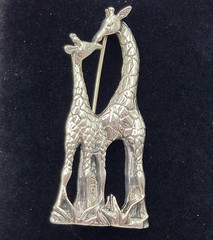 Giraffe Mom and Calf Baby Kissing Jezlaine Sterling 925 Filigree Vtg Brooch Pin