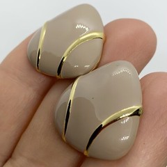 VTG TAN BEIGE ENAMEL MODERNIST GOLD EARRINGS CLIP-ON CREAMY BROWN 7/8”