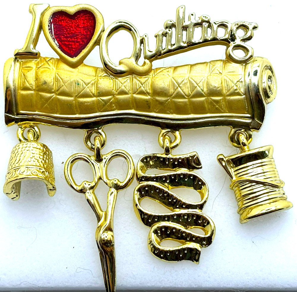 Vintage 1970’s A.J.C. Gold-tone “I LOVE QUILTING” Dangling CHARMS Brooch (49)