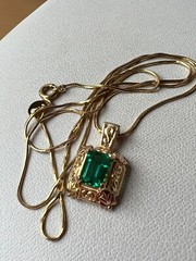 VINTAGE 10K/14K YELLOW GOLD EMERALD GREEN COLOR CZ PASTE ORNATE PENDANT NECKLACE