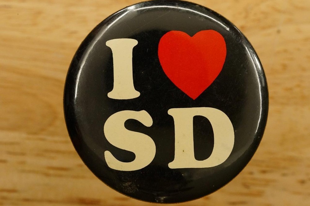 Vintage Advertising Travel Pinback Button I Love South Dakota 2.25″
