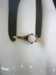 VINTAGE 14K YELLOW GOLD WHITE STONE SOLITAIRE RING SIZE 7.5