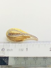 VTG HATTIE CARNEGIE SIGNED TEXTURED GOLD TONE CLIMBER EARRINGS W/RHINESTONES