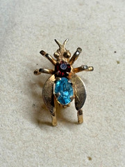 17mm TINY gold tone FLY INSECT Flying BUG Pin Brooch Lapel Blue Red RHINESTONE