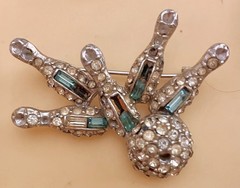 vintage brooch lot 9 brooches, one necklace pendant signed lot
