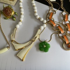 Vtg Gold Tone Fashion Jewelry Lot of 7 pieces Necklace Earrings Brooch Great Mix