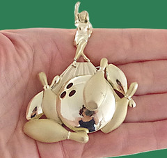 Cool Perspective! 2 7/8″ VTG c1980’s AJC FEMALE BOWLER BOWLING 2-TONE BROOCH PIN